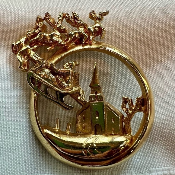 ON SALE Christmas Brooch Gold-tone‎ Circle Santa Sleigh Reindeer Steeple EUC - Picture 7 of 8